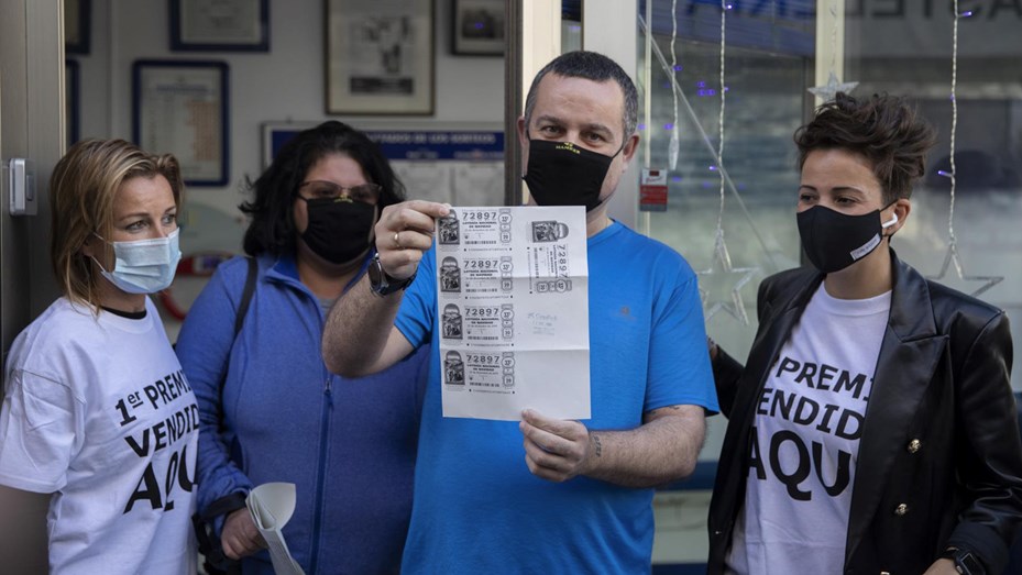 Dejó de trabajar para cuidar a su esposa enferma y ganó una fortuna en la lotería