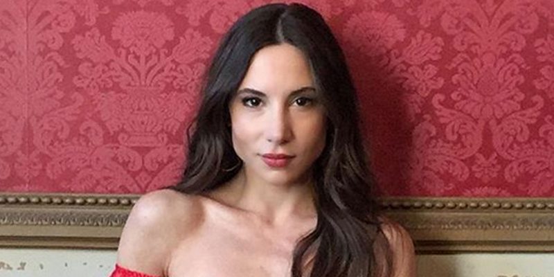 Con un llamativo top plateado, Maggie Bravi desfiló frente al espejo: “casual”