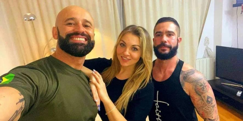 Conocieron a la misma chica, se enamoraron de ella, y ahora practican el poliamor
