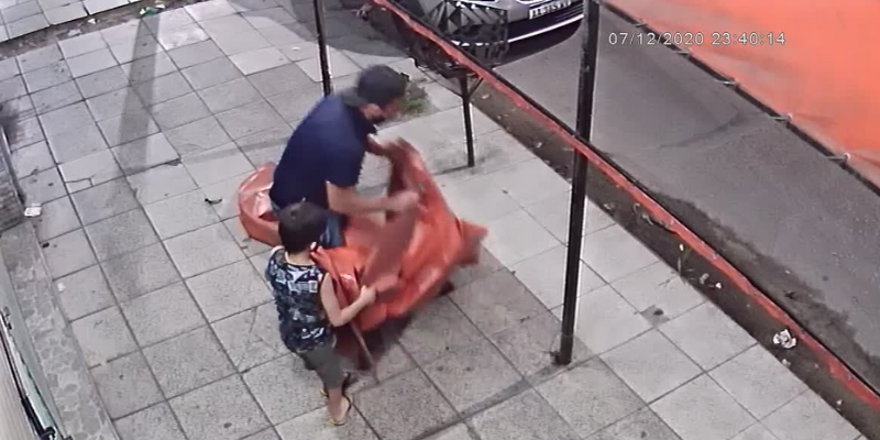Asaltó una pizzería acompañado por su hijo de 7 años