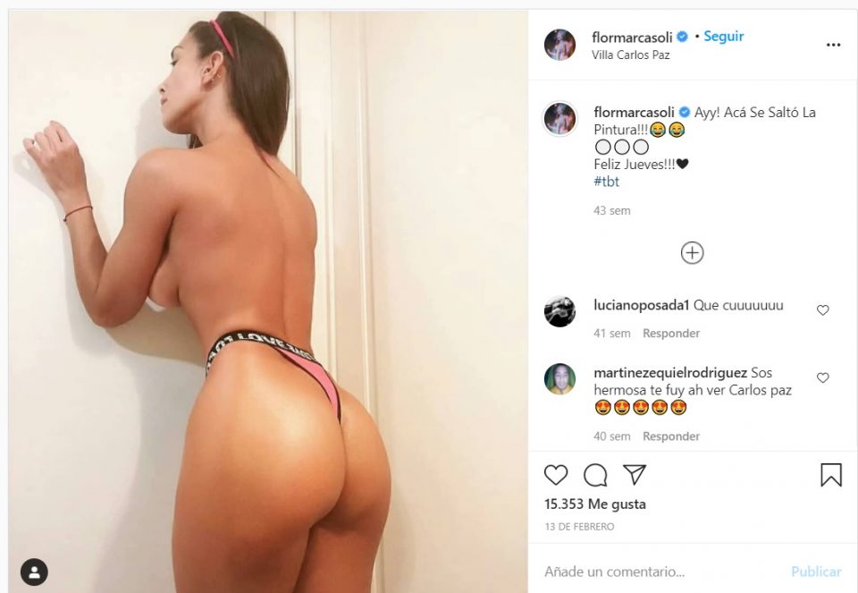 En topless y de espaldas, Flor Marcasoli posó con una tanga deportiva