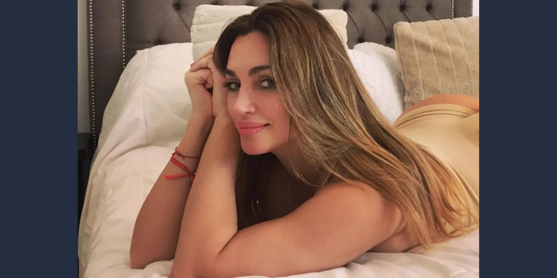 De espaldas y en colaless, Belén Francese posó en enteriza: “Mi puerta siempre abre”