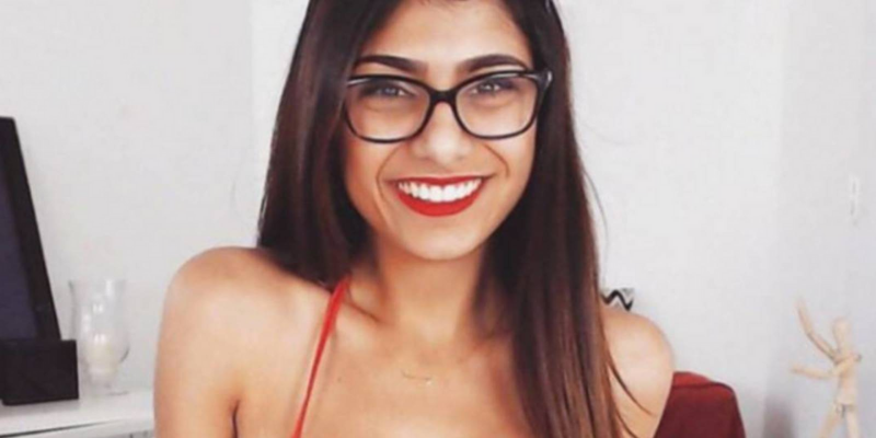 Frente al espejo, Mia Khalifa posó descalza y en mini short