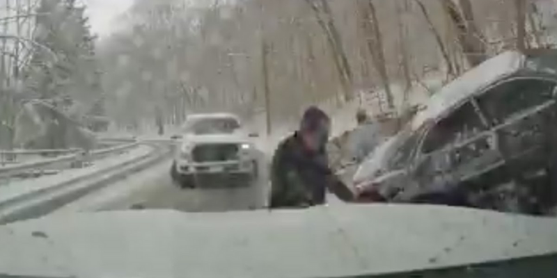 Video: una camioneta perdió el control y casi atropella a tres médicos