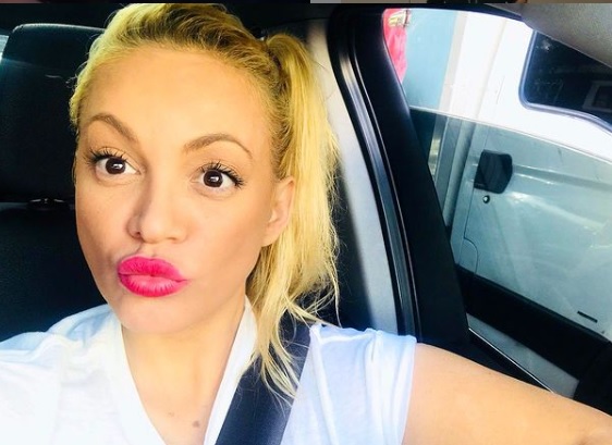 De blanco y con transparencias, María Eugenia Ritó no le opuso resistencia al verano (lo liquidó)