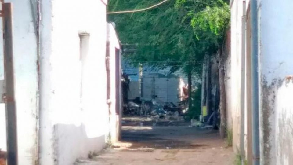 Prendió fuego el colchón donde dormía su hija de tres años y trabó la puerta para que no escapara