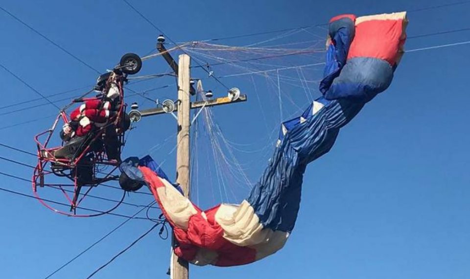 Papá Noel cambió los renos por un parapente y quedó atrapado entre los cables de luz