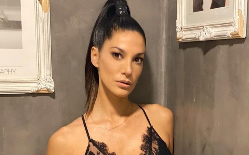 En microbikini celeste, Silvina Escudero ensayó un juego de seducción (al calor del sol)
