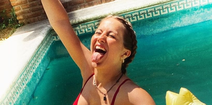 Flor Vigna posó en trikini y mostró su figura a través de un reflejo