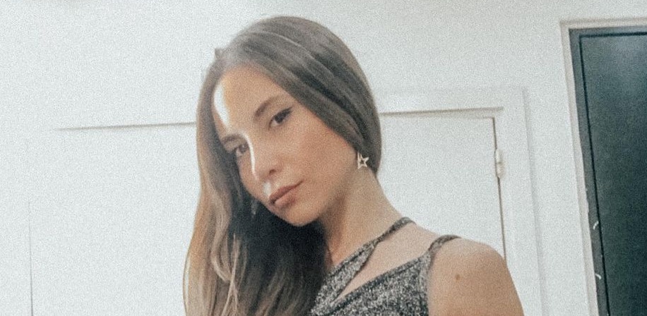 Magui Bravi y un íntimo momento en su hogar en remera con transparencias