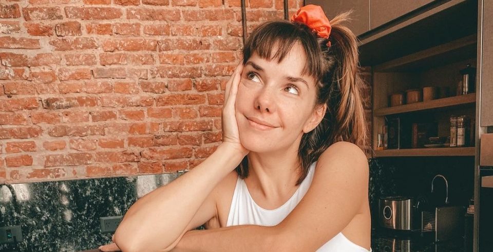 Con un vestido dorado, Julieta Nair Calvo dejó al descubierto un tatuaje íntimo