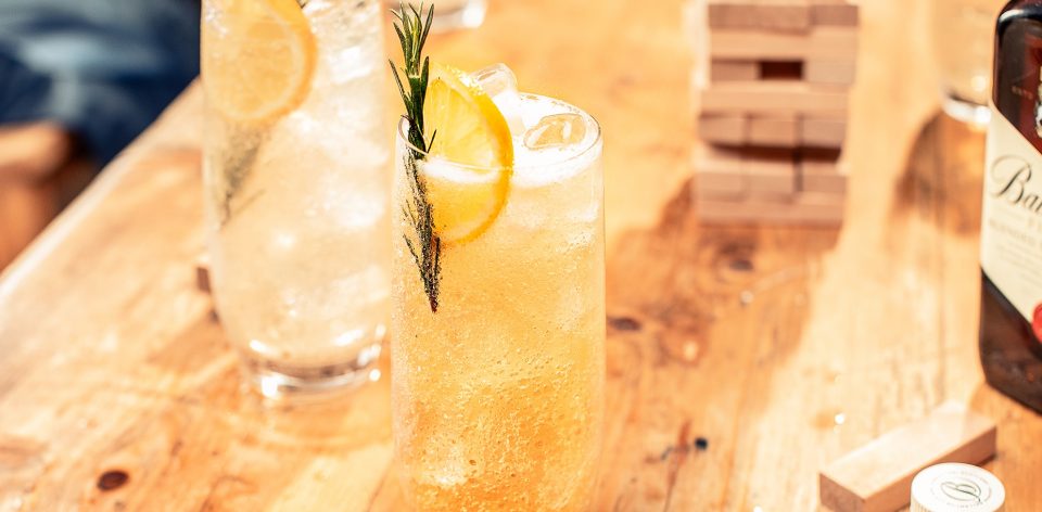 Soda con limón: el dúo dinámico para derrotar al exceso de comida y al calor
