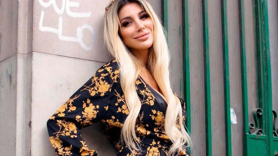 Con enteriza verde (ultra cavada) y medias de red, Stefy Xipolitakis dio la bienvenida al finde XL