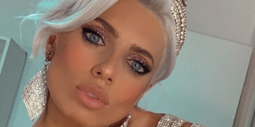 Tamara Bella y un reflejo de su ajustado body rojo navideño