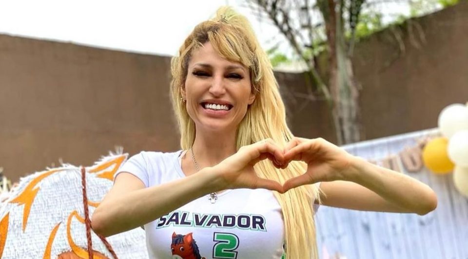 Vicky Xipolitakis modeló su outfit navideño que lució en “Masterchef Celebrity”