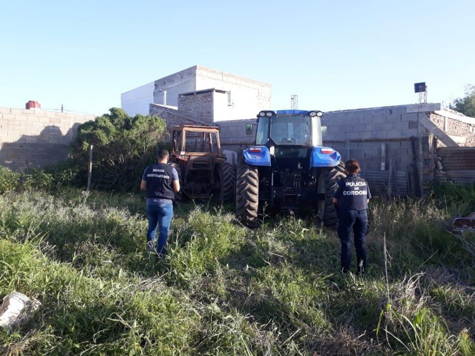 Desde el aire: le robaron sus tractores y alquiló un avión para encontrarlos