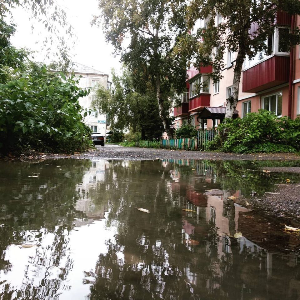 Llevan 25 años intentando eliminar un charco de agua en plena calle (sin éxito)