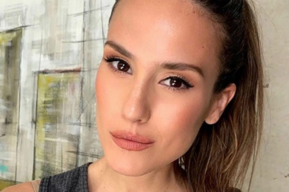 Bata transparente y sin nada abajo: Luli Fernández beboteó semidesnuda en su habitación