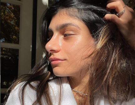 Mia Khalifa posó al natural con un top amarillo