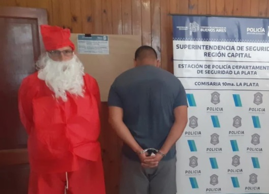 Un policía se disfrazó de Papá Noel para detener a un ladrón