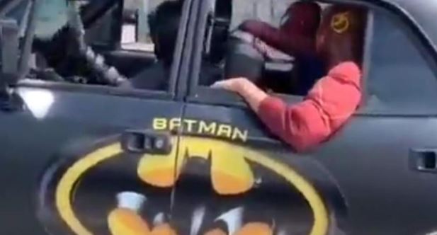 Se disfrazó de Batman y recorrió la ciudad en un Batimovil “low cost”
