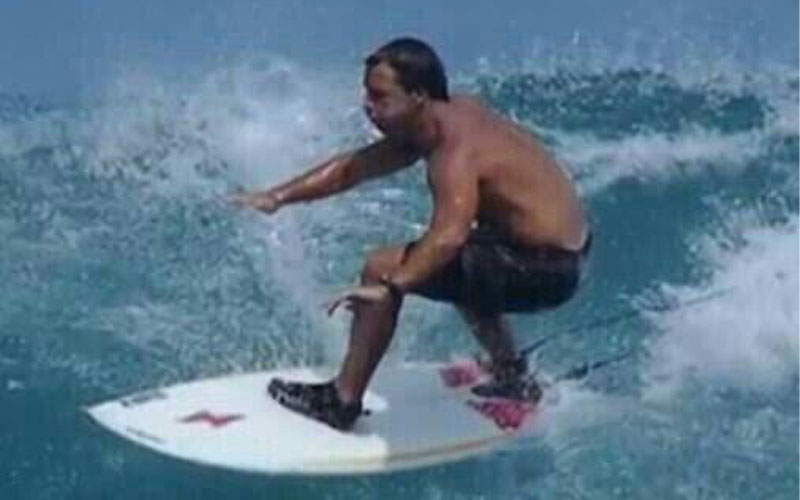 Sin remera, Luis Lacalle Pou visitó una playa y saludó a sus seguidores