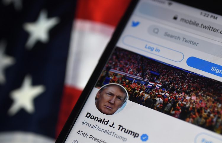 ¿Es deseable que empresas como Twitter puedan limitar la libertad de expresión en las redes?