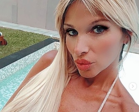 Sin ropa interior, Cecilia Oviedo posó (apenas tapada) desde la cama