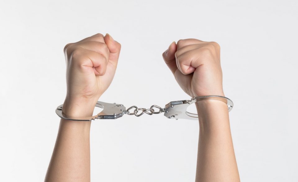 Condenaron a un hombre por revisar las conversaciones del celular de su pareja