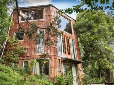 Crearon una casa hecha (totalmente) con latas de salsa de tomate