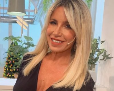 En bikini blanca (cavadísima) y recostada, Flor Peña derrotó al verano con sus abdominales de acero