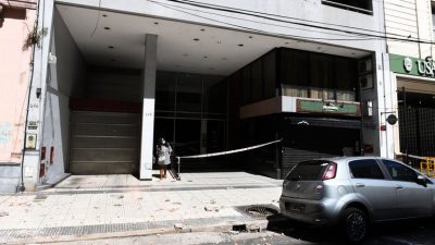 Esperaban para hacerse el test de coronavirus y se derrumbó parte de un edificio