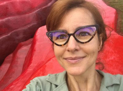 Fuerte polémica por la enorme escultura de una vagina en el medio de una colina