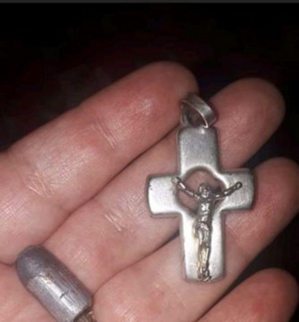 Una bala perdida impactó en el pecho de un nene y lo salvó su crucifijo