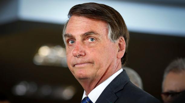 La insólita visita de Jair Bolsonaro a una playa: se metió al mar entre decenas de personas sin distanciamiento