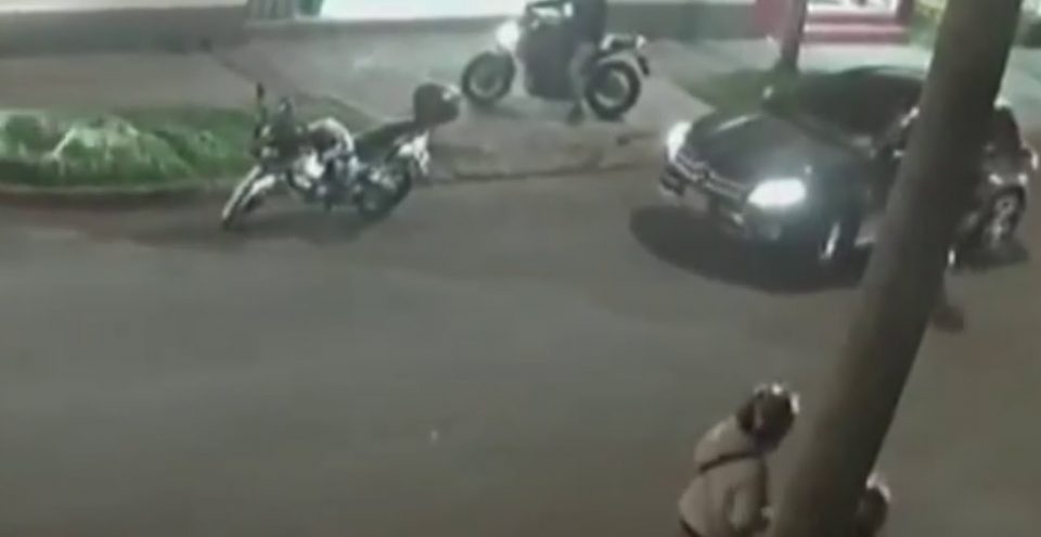 Video: intentó robar un auto y se olvidó de destrabar el freno de mano