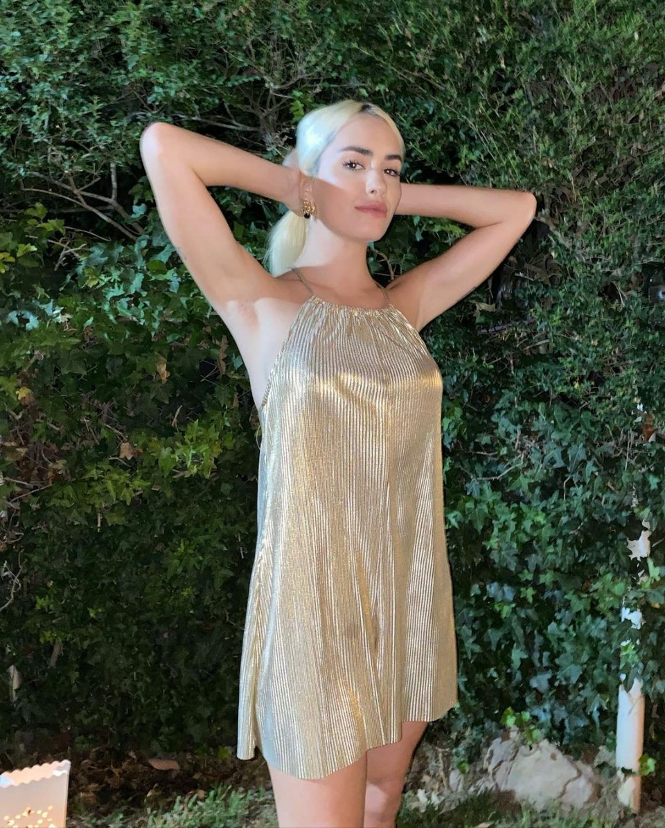 Con un mini vestido dorado y mucho brillo, Lali Espósito le dejó un fuerte mensaje al 2020