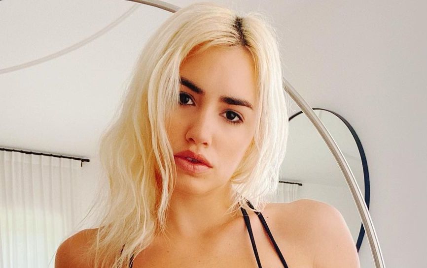 Lali Espósito beboteó frente al espejo con un look arrollador