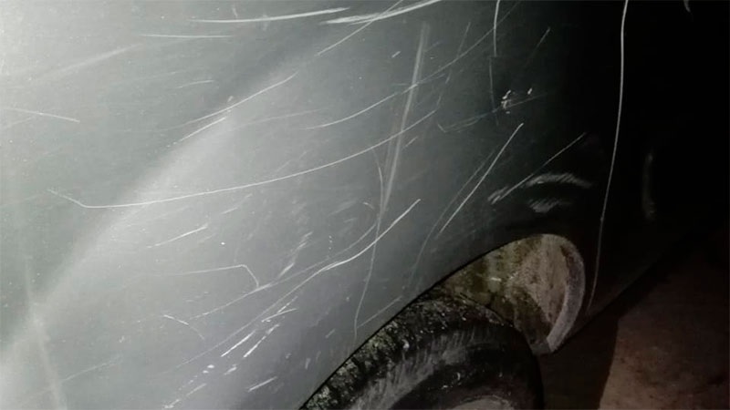 Tiene 28 años y le rayó todo el auto a su papá porque “no le daba plata”