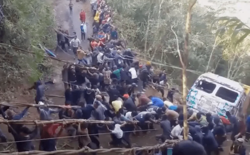 Misión (casi) imposible: rescataron con cuerdas a un camión que cayó por un barranco