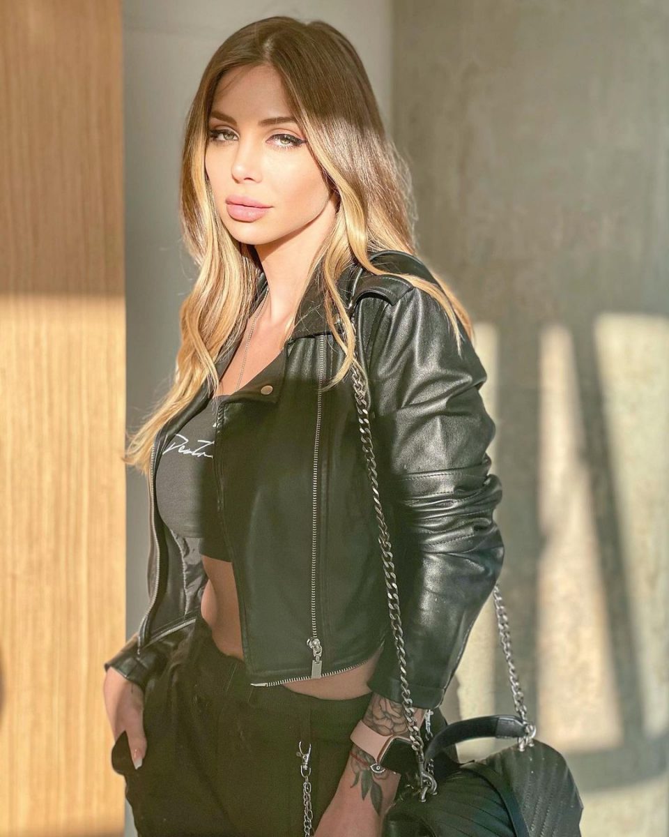 En corset y colaless, Romina Malaspina le dio su mejor perfil al verano