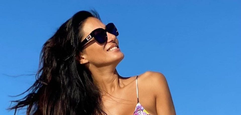 En bikini de arco iris (y de estilo taparrabos), Silvina Escudero coqueteó con el calor desde un inflable en la pileta