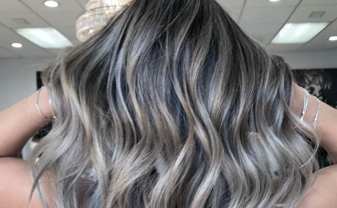 Smokey Hair: la nueva técnica para disimular las canas en el pelo