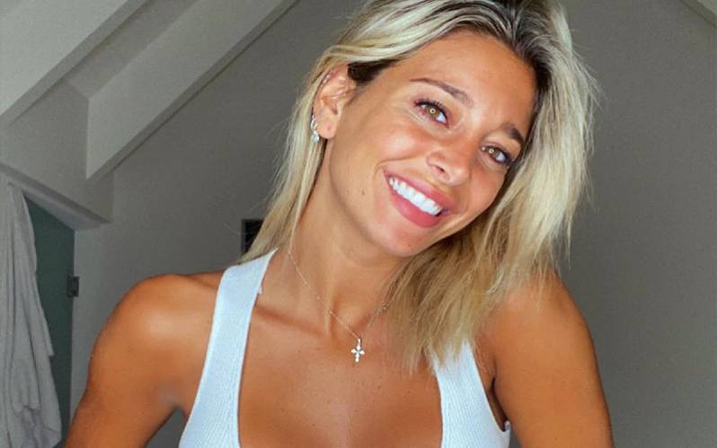 Arrodillada en la arena, Sol Pérez estiró su bikini y casi muestra de más