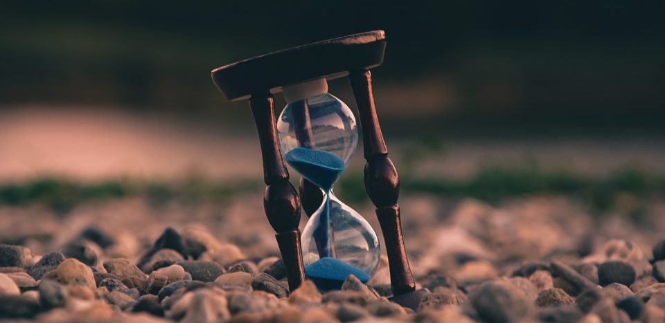 Un físico desarrolló una teoría en la que asegura que el tiempo avanza en dos caminos opuestos