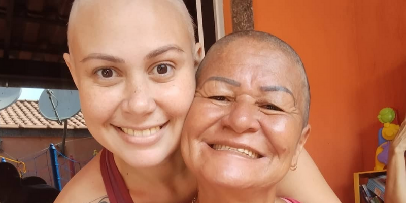 Video: una mamá se rapó la cabeza para apoyar a su hija en la lucha contra el cáncer