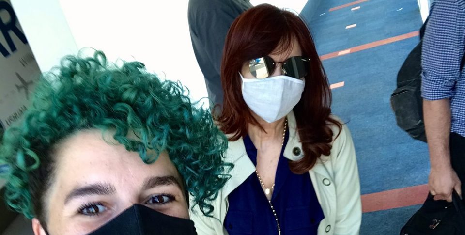 Se sacó una foto con Cristina Kirchner y se hizo viral por las zapatillas de la expresidenta
