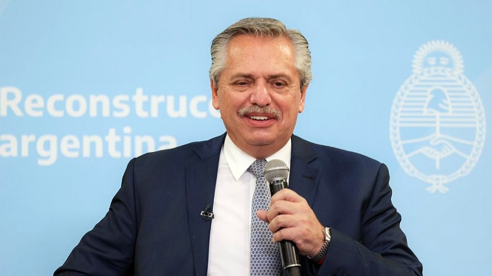 Alberto Fernández firmó más DNU en un año que Mauricio Macri en cuatro