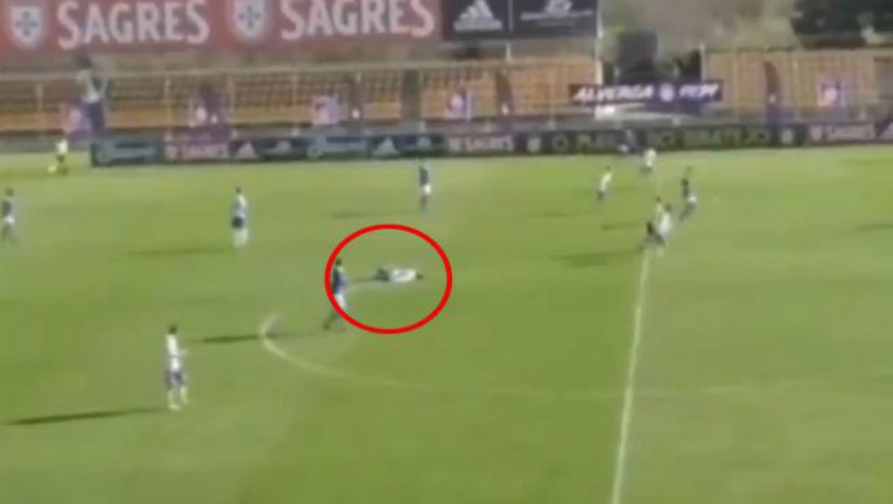 Un futbolista sufrió un infarto en pleno partido y lo asistieron en la cancha