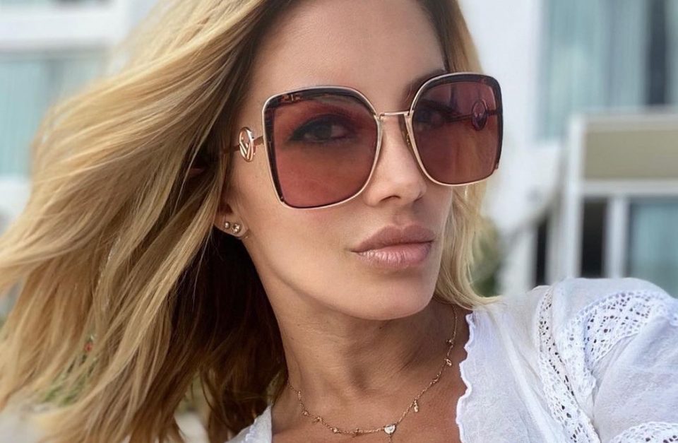 Desde la pileta, Claudia Ciardone mostró su colaless en primer plano